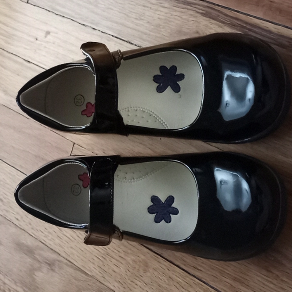 Girls used size 1.5 dress shoes